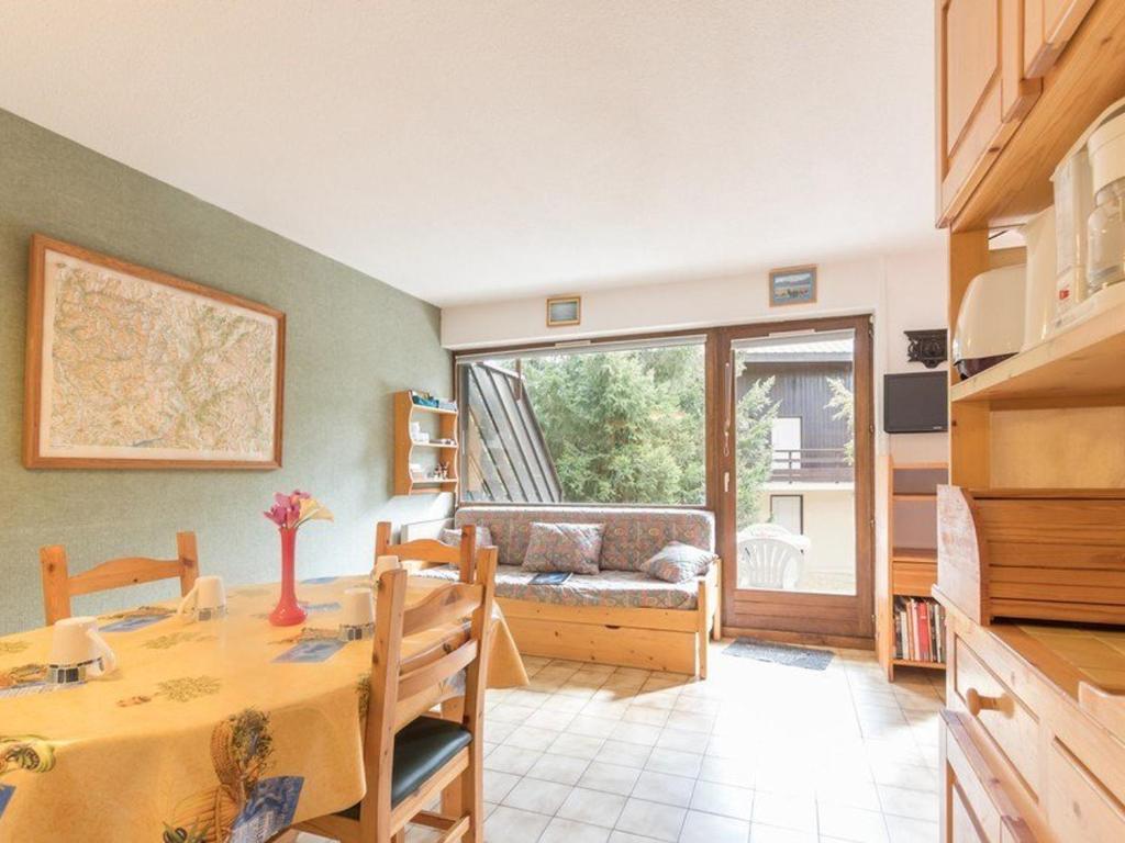 ein Wohnzimmer mit einem Tisch und einem Sofa in der Unterkunft Appartement Saint-Chaffrey , 1 pièce, 4 personnes - FR-1-330E-44 in Saint-Chaffrey