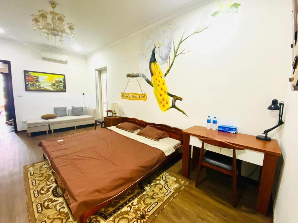 1 dormitorio con cama, mesa y escritorio en MICHELIA APARTMENT en Hanói