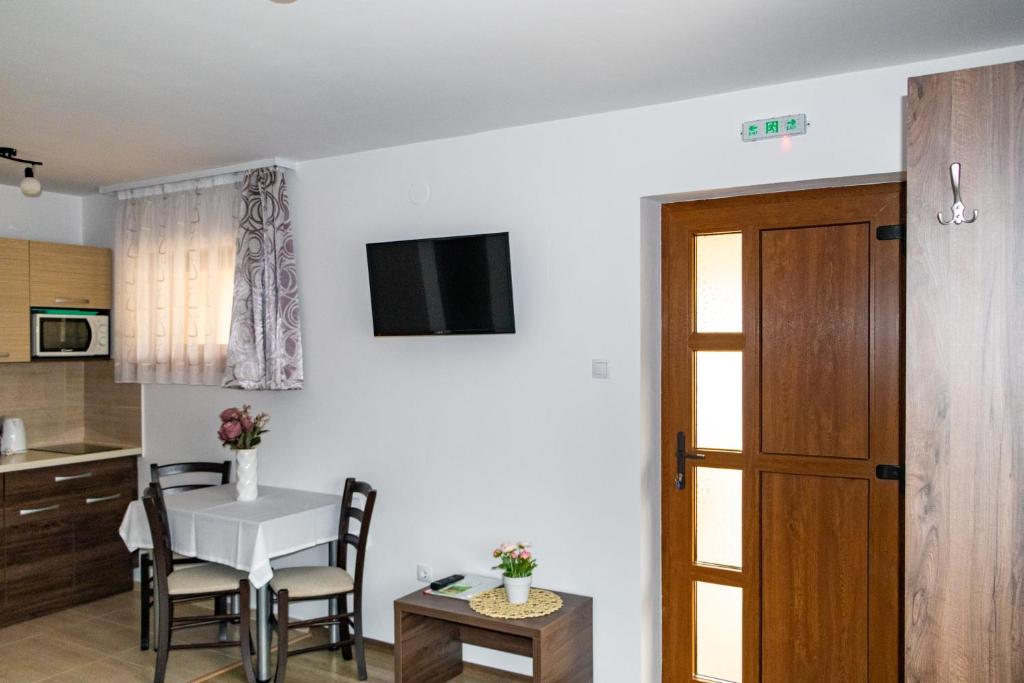Kuchyň nebo kuchyňský kout v ubytování Casa Tofi Vendégház