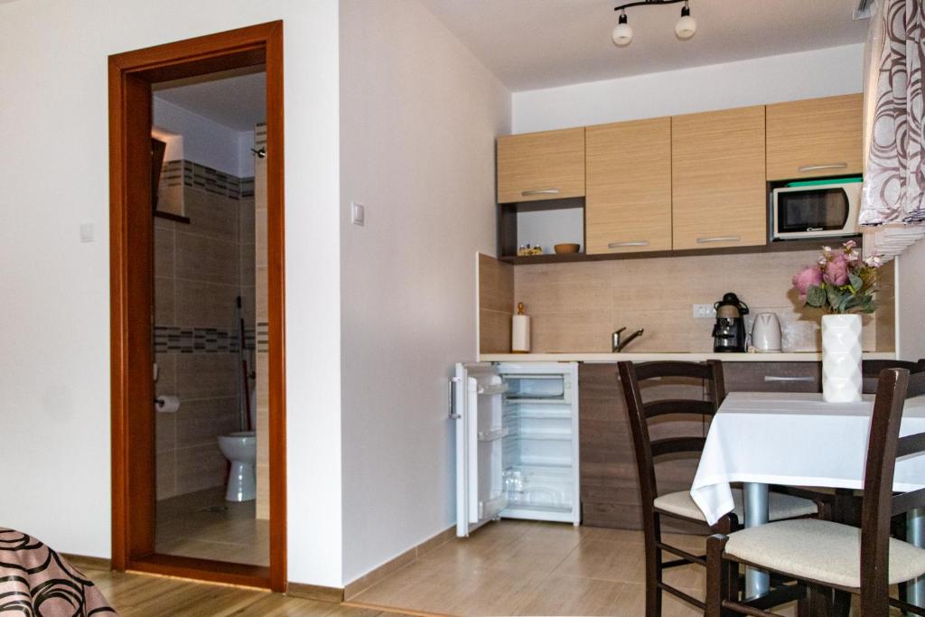 Kuchyň nebo kuchyňský kout v ubytování Casa Tofi Vendégház