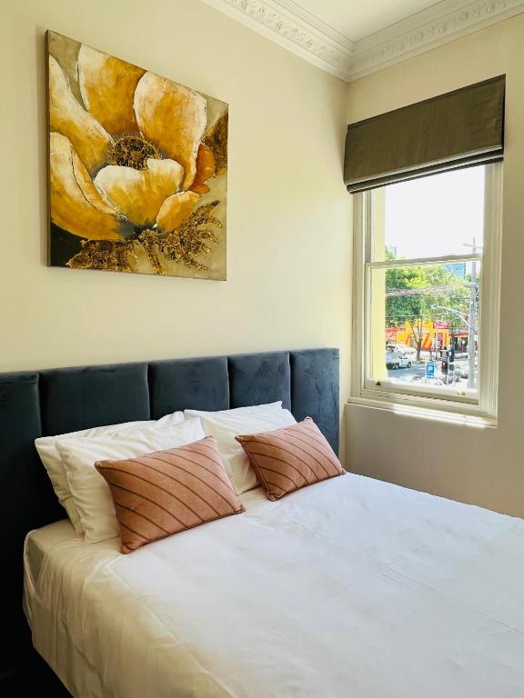 Postel nebo postele na pokoji v ubytování Clarendon Hotel