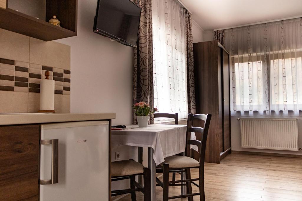 TV a/nebo společenská místnost v ubytování Casa Tofi Vendégház