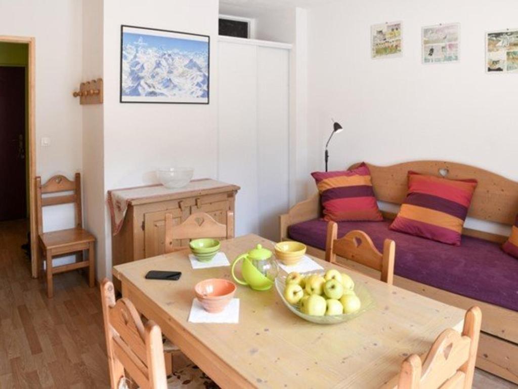 una sala de estar con una mesa con un bol de fruta. en Appartement Montgenèvre, 2 pièces, 5 personnes - FR-1-266-86, en Montgenèvre