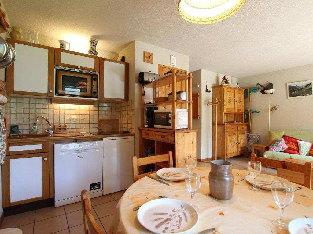 サン・シャフレにあるAppartement Saint-Chaffrey , 2 pièces, 4 personnes - FR-1-330E-90のキッチン(皿、グラス付)