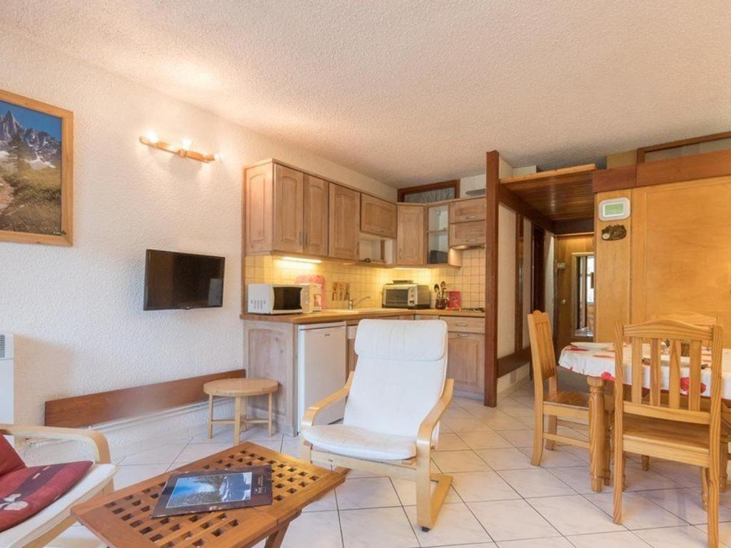 une cuisine et un salon avec une table et des chaises dans l'établissement Charmant Studio 4 Pers. avec Balcon à Serre-Chevalier, Parking Inclus - FR-1-330E-11, à Saint-Chaffrey