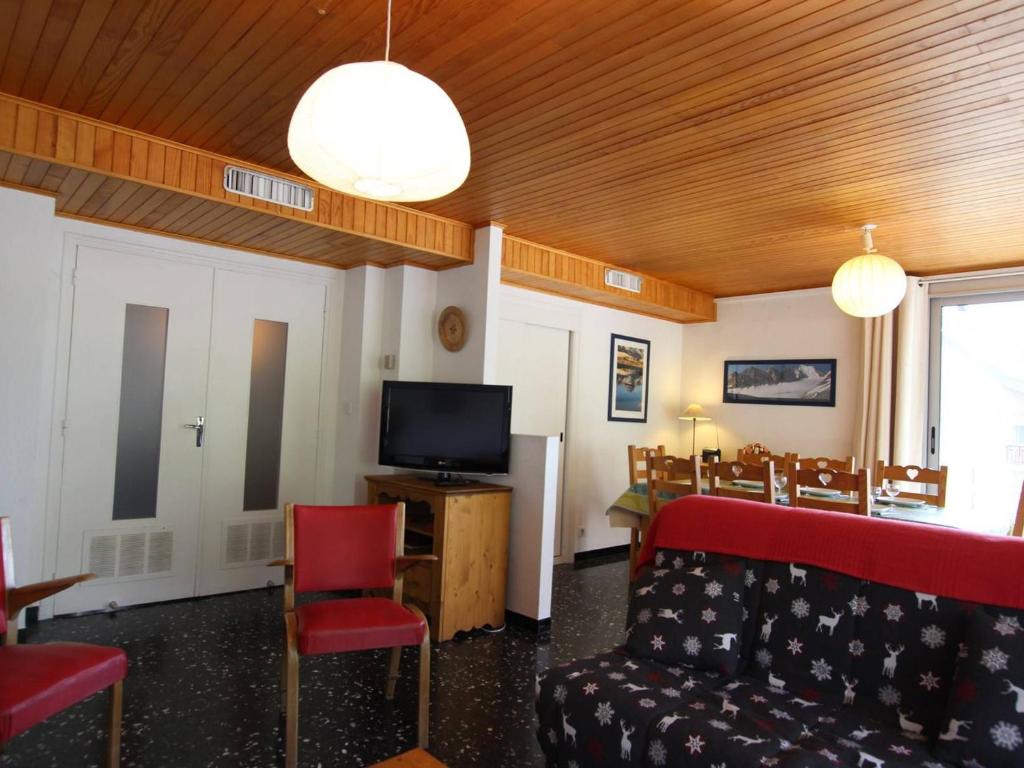 un salon avec un canapé et une télévision dans l'établissement Serre-Chevalier: Appartement 3 Pièces, 8 Pers, Balcon, Parking, Wifi - FR-1-330E-7, à Saint-Chaffrey