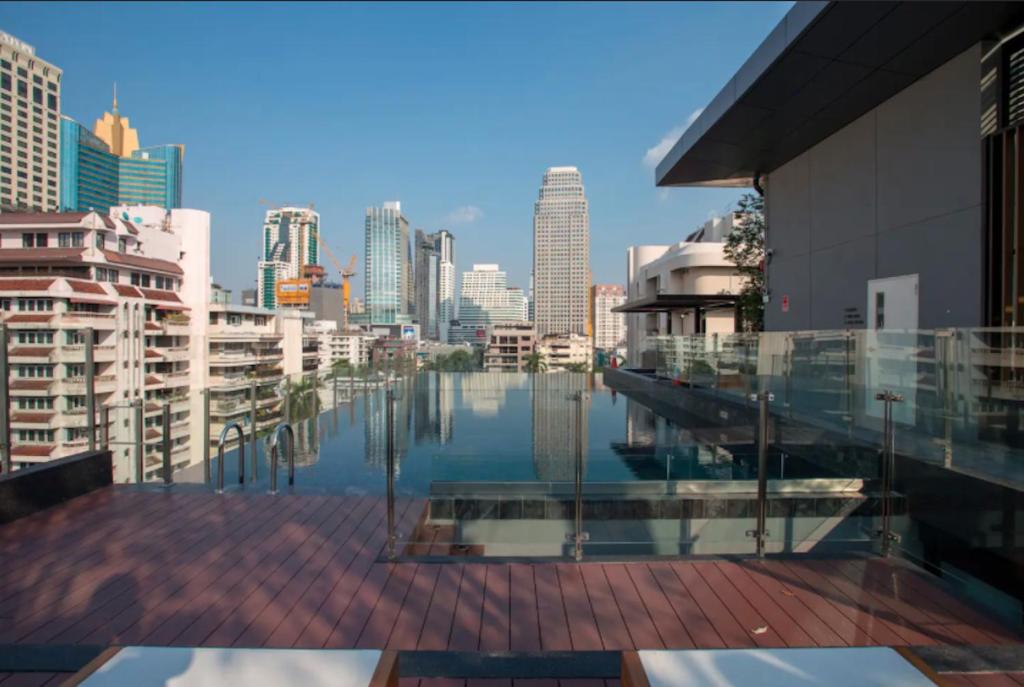 - une vue sur les toits de la ville depuis un bâtiment dans l'établissement Circle Rein Sukhumvit 12 #1BR#Pool&Gym#Near Terminal 21#Max4, à Bangkok