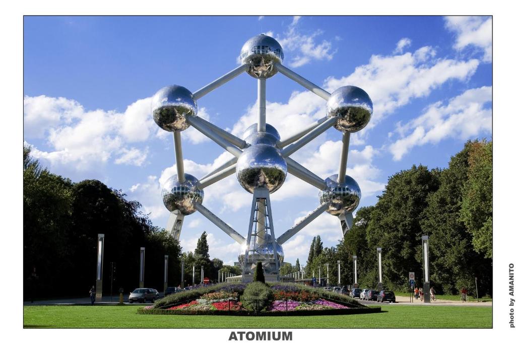 una gran escultura del átomo en un parque en One-bedroom Apartment near Atomium, en Bruselas