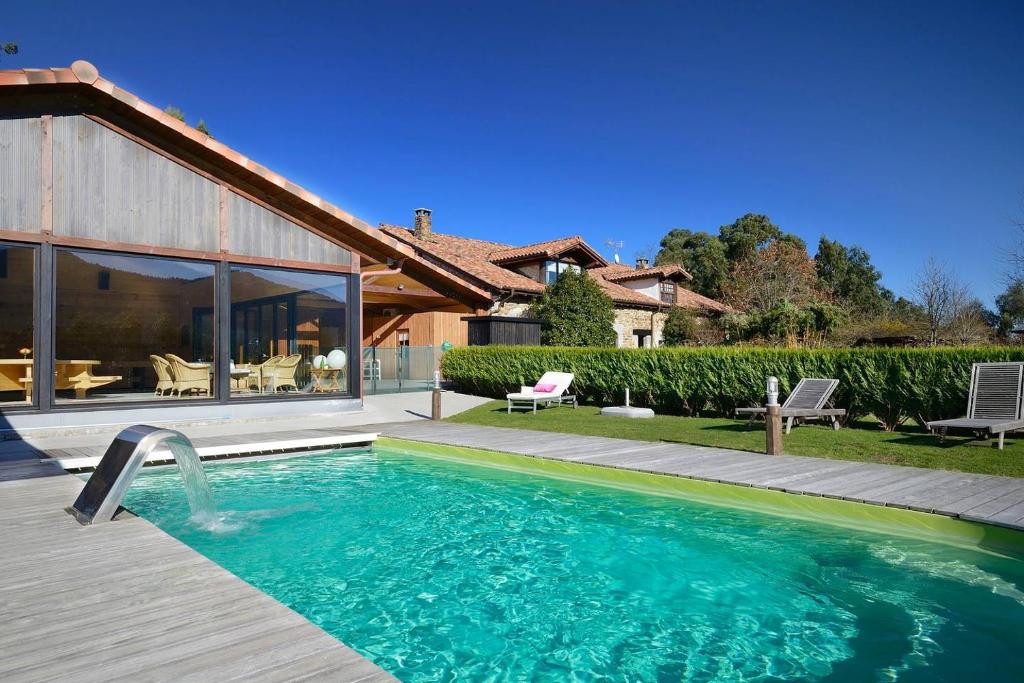 una piscina en el patio trasero de una casa en Apartamentos Ea Astei, en Ea