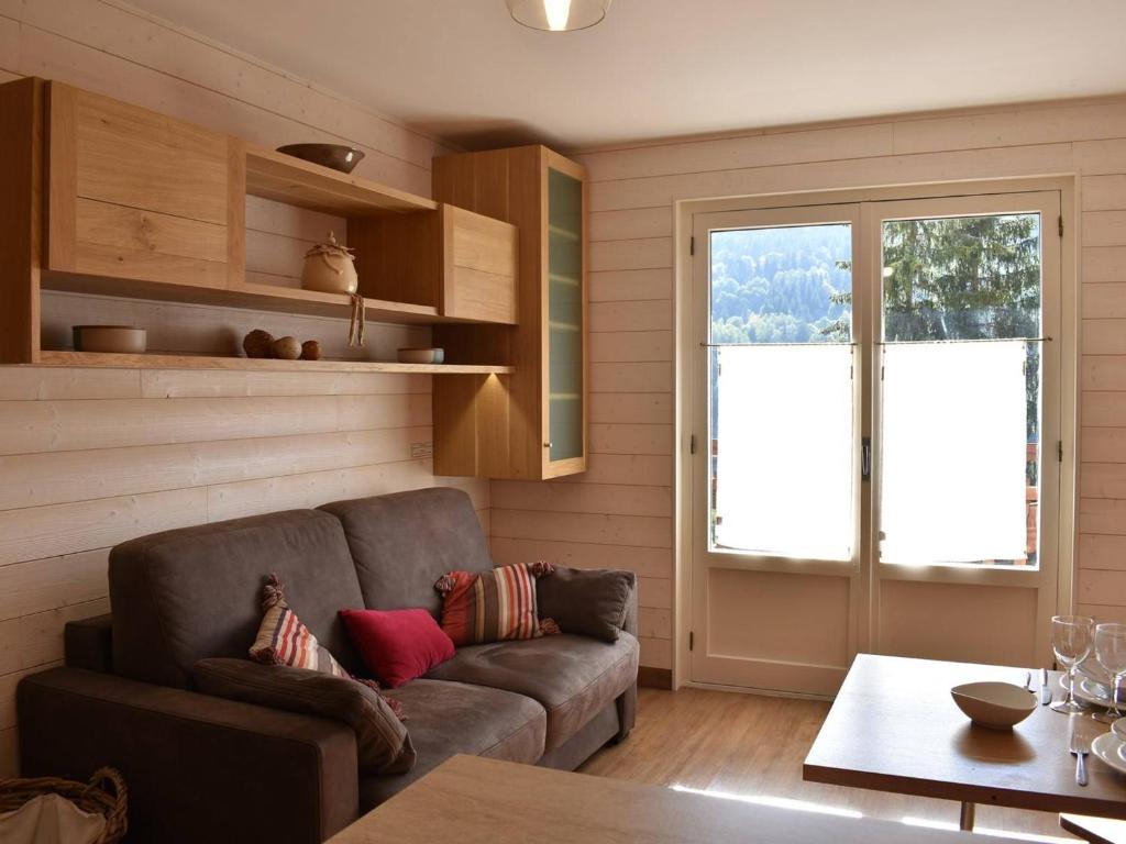 メリベルにあるStudio Chalet pour 4 à Méribel - Proximité Pistes et Commerces - FR-1-180-343のソファとテーブルのあるリビングルーム