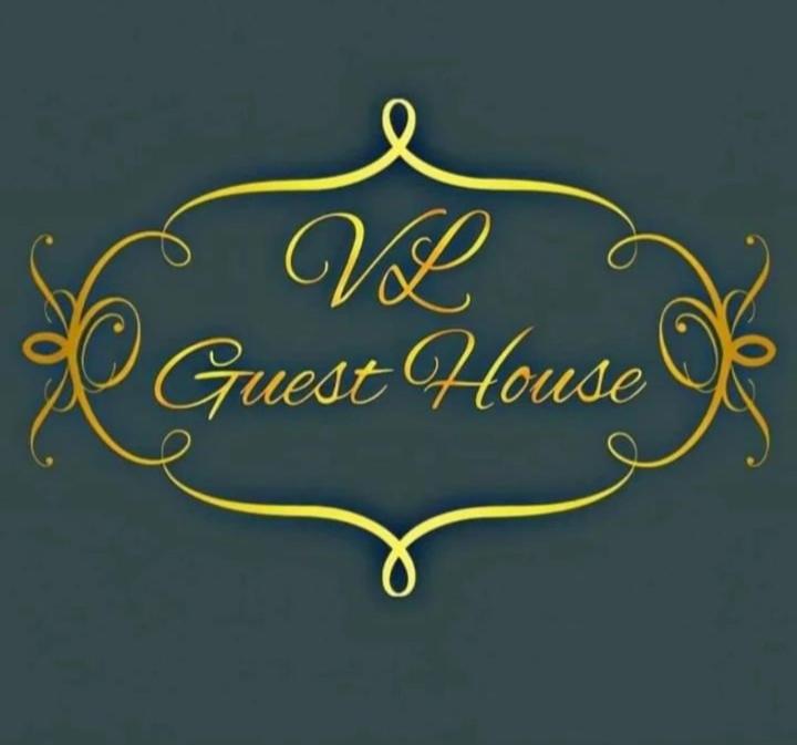a gold sign with the words no guest house at Guest house VL in Akʼori