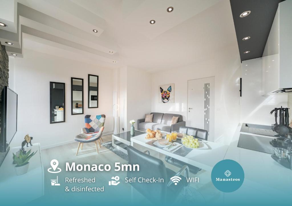 sala de estar con sofá y mesa en Frontière Monaco, Appartement Rénové Entièrement - AG, en Beausoleil