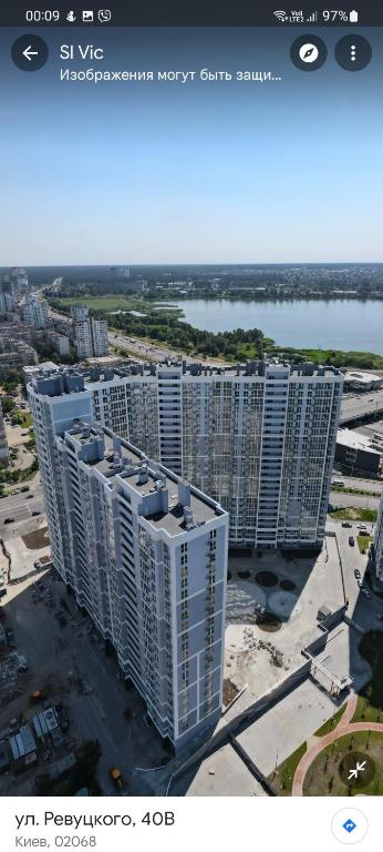 una vista aérea de una ciudad con edificios altos en Видові Апартаменти на озеро з Панорамою en Kiev