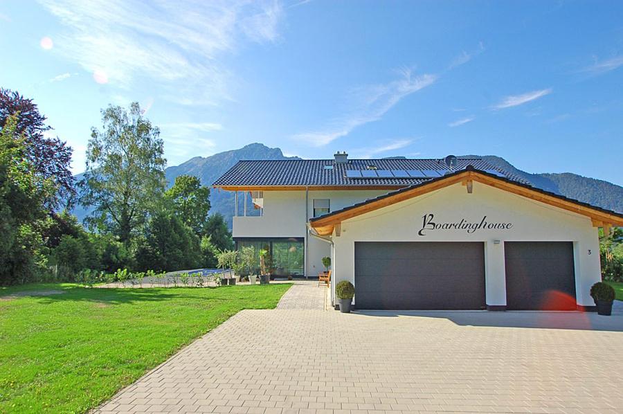 uma garagem em frente a uma casa em Boardinghouse em Bad Reichenhall