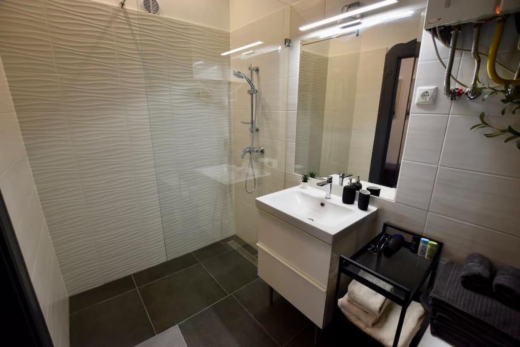 Kúpeľňa v ubytovaní Spacious Luxury 2BR Apt in Downtown Budapest - Ora