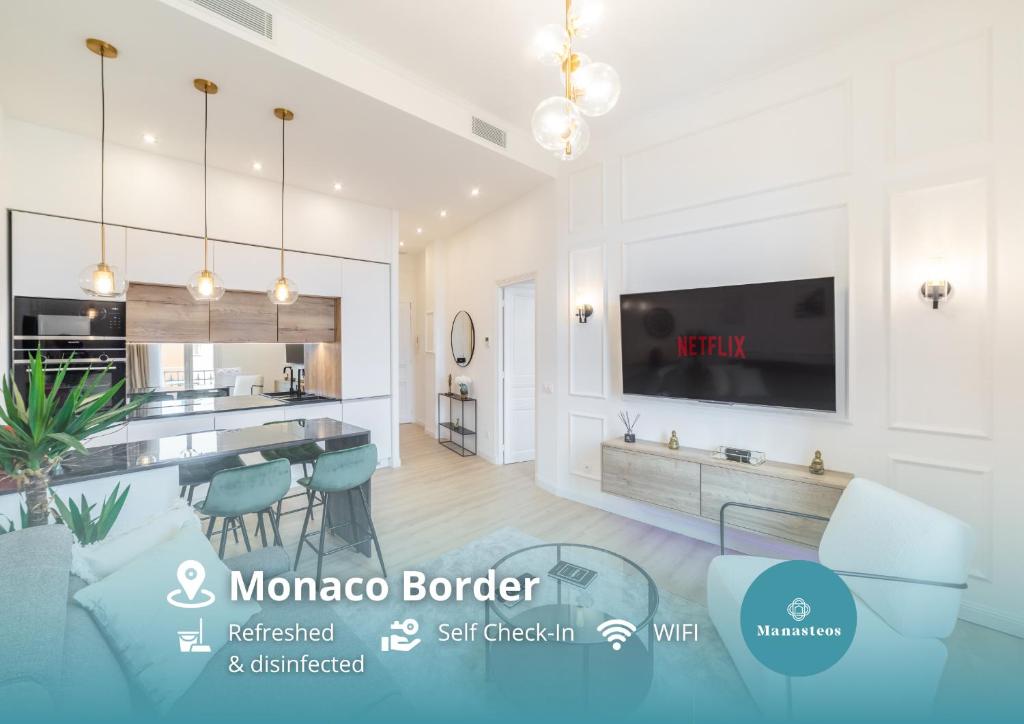 Monaco frontière - Appartement Luxe - Belle Epoque - AD في بوسولاي: مطبخ وغرفة معيشة مع طاولة طعام وتلفزيون