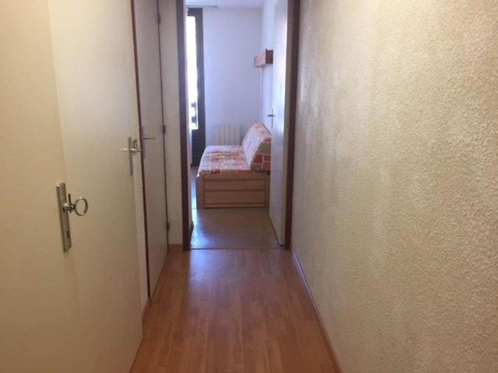 Appartement Risoul, 2 pièces, 4 personnes - FR-1-330-182にあるベッド