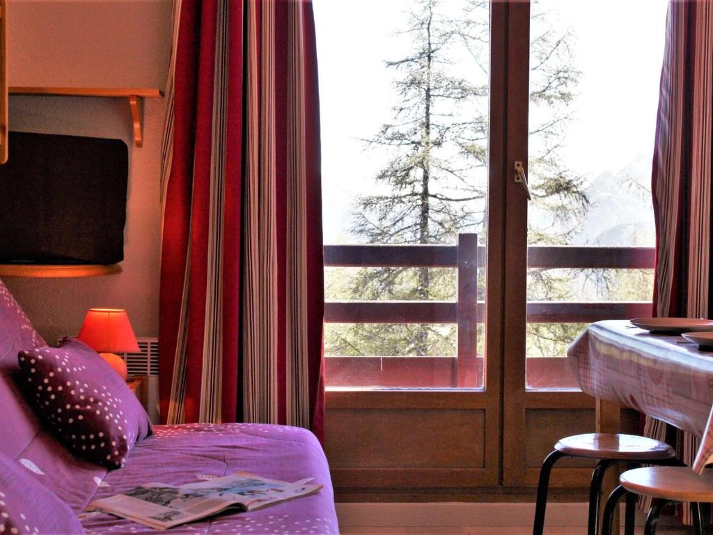 リスルにあるAppartement Risoul, 1 pièce, 4 personnes - FR-1-330-234のリビングルーム(紫色のソファ、窓付)