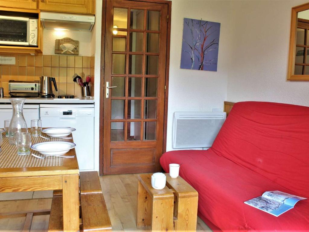 Η κουζίνα ή μικρή κουζίνα στο Appartement cosy 2 pièces avec balcon et accès piscine à Risoul - FR-1-330-164