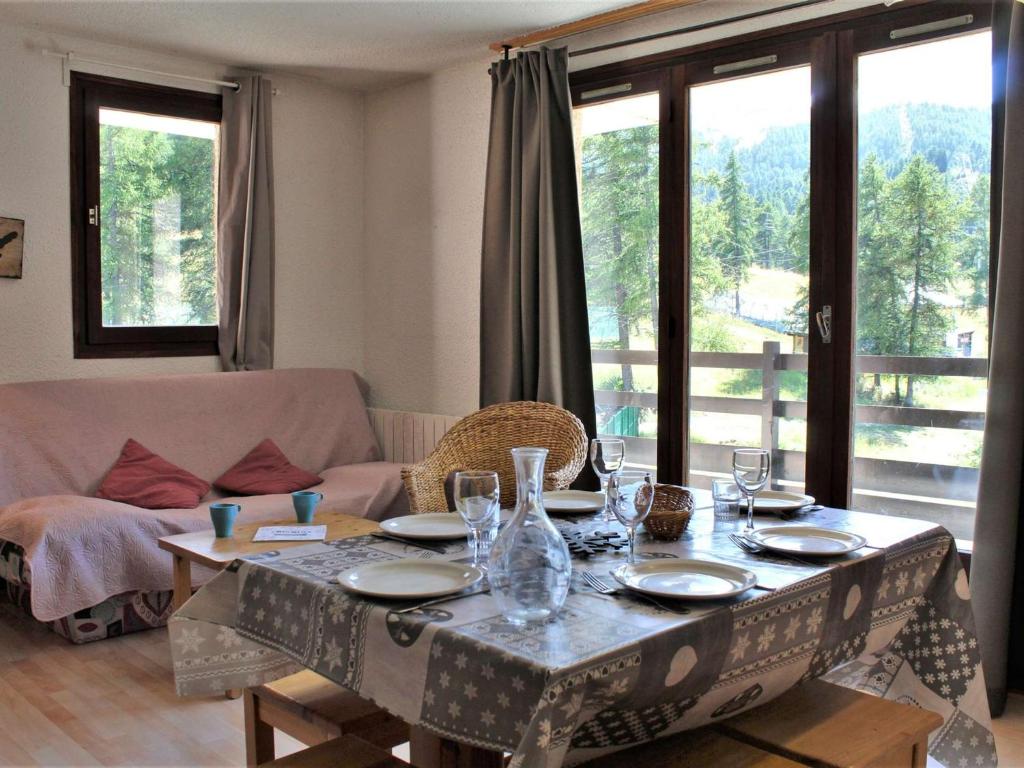 a living room with a table and a couch at Appartement Risoul, 2 pièces, 6 personnes - FR-1-330-209 in Risoul