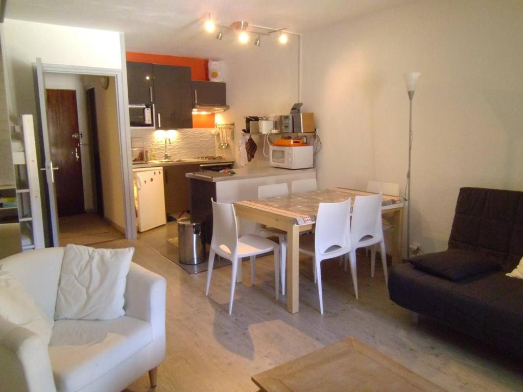 Il comprend une cuisine et un salon avec une table et des chaises. dans l'établissement Appartement Risoul, 1 pièce, 4 personnes - FR-1-330-237, à Risoul