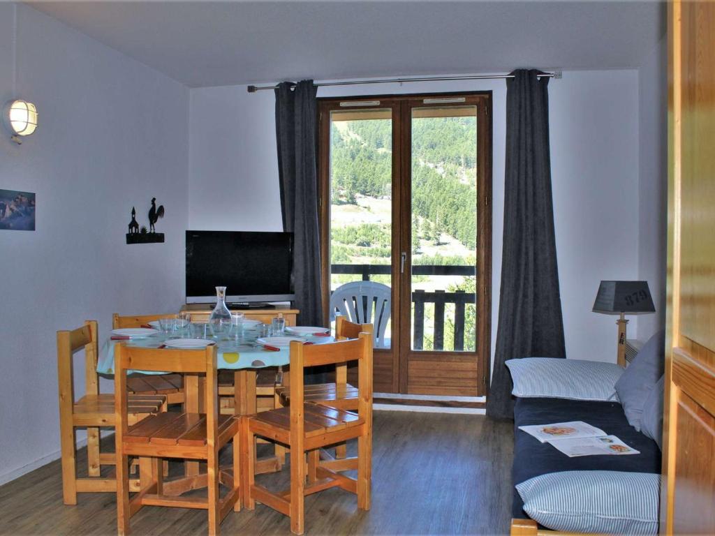 un salon avec une table et un canapé dans l'établissement Appartement 3 pièces à Risoul 1850 avec balcon et animaux admis - FR-1-330-241, à Risoul