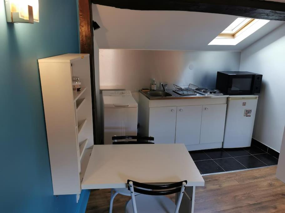 Kuchyňa alebo kuchynka v ubytovaní Studio sous les toits proche Paris et Versailles