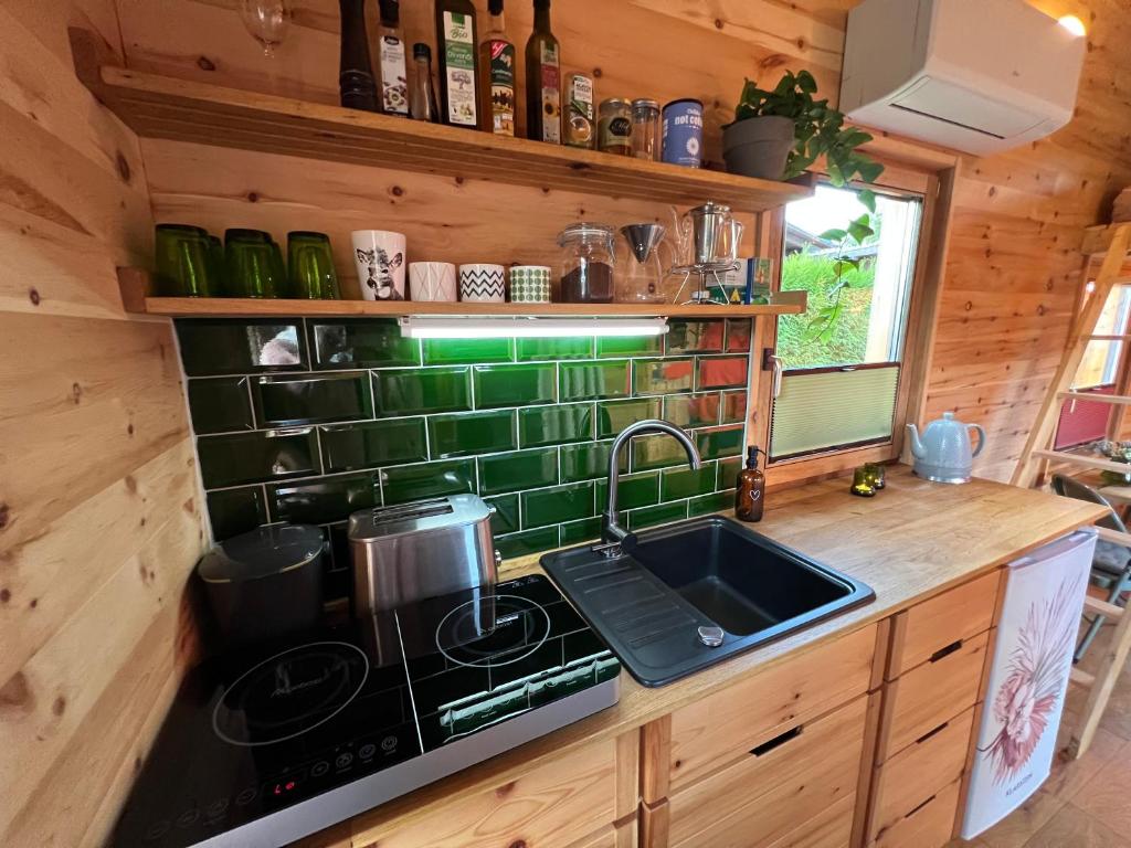 Kuchyň nebo kuchyňský kout v ubytování Zirbenholz Tiny House "Waldhauszeit" am See