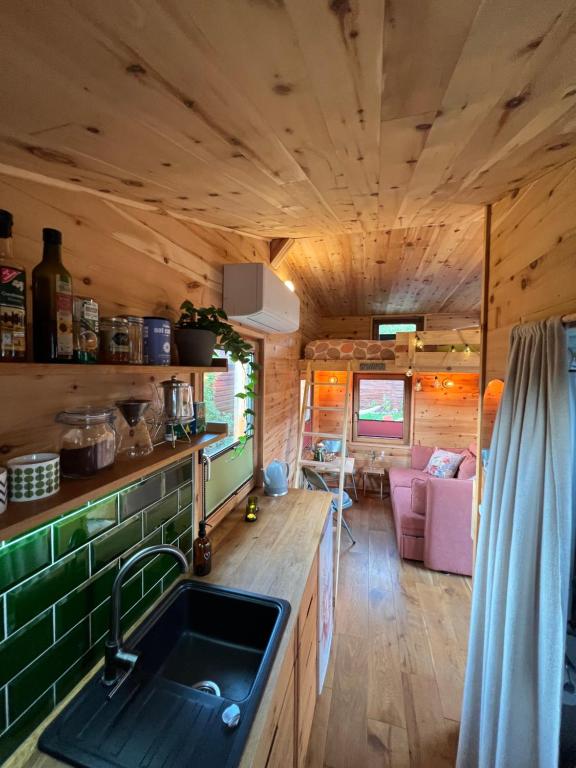 Kuchyň nebo kuchyňský kout v ubytování Zirbenholz Tiny House "Waldhauszeit" am See