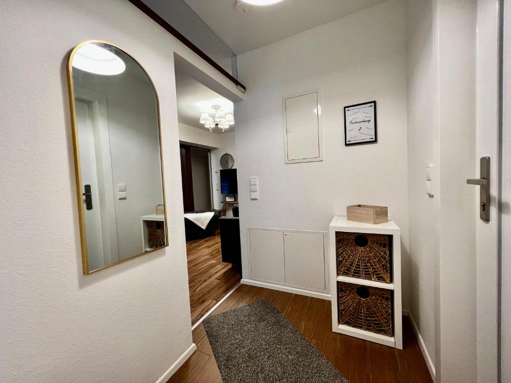 um quarto com um corredor com um espelho e uma porta em Modernes Apartment mit besonderem Charme - 1A Guesthouse 