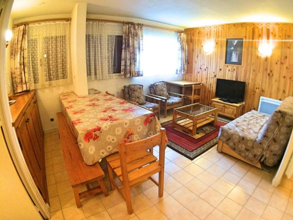 un salon avec une table et un canapé dans l'établissement Appartement 3 Chambres avec Coin Montagne, 8 Couchages, 400m des Pistes - Vars Les Claux - FR-1-330B-15, à Vars
