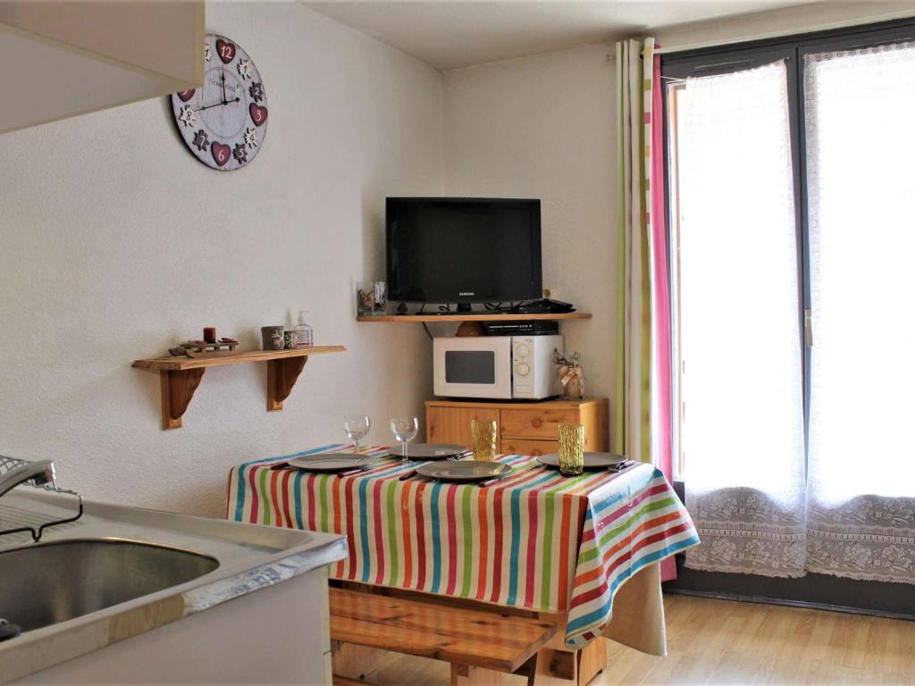 リスルにあるAppartement Risoul, 1 pièce, 4 personnes - FR-1-330-126のキッチン(タオル付きのテーブル付)