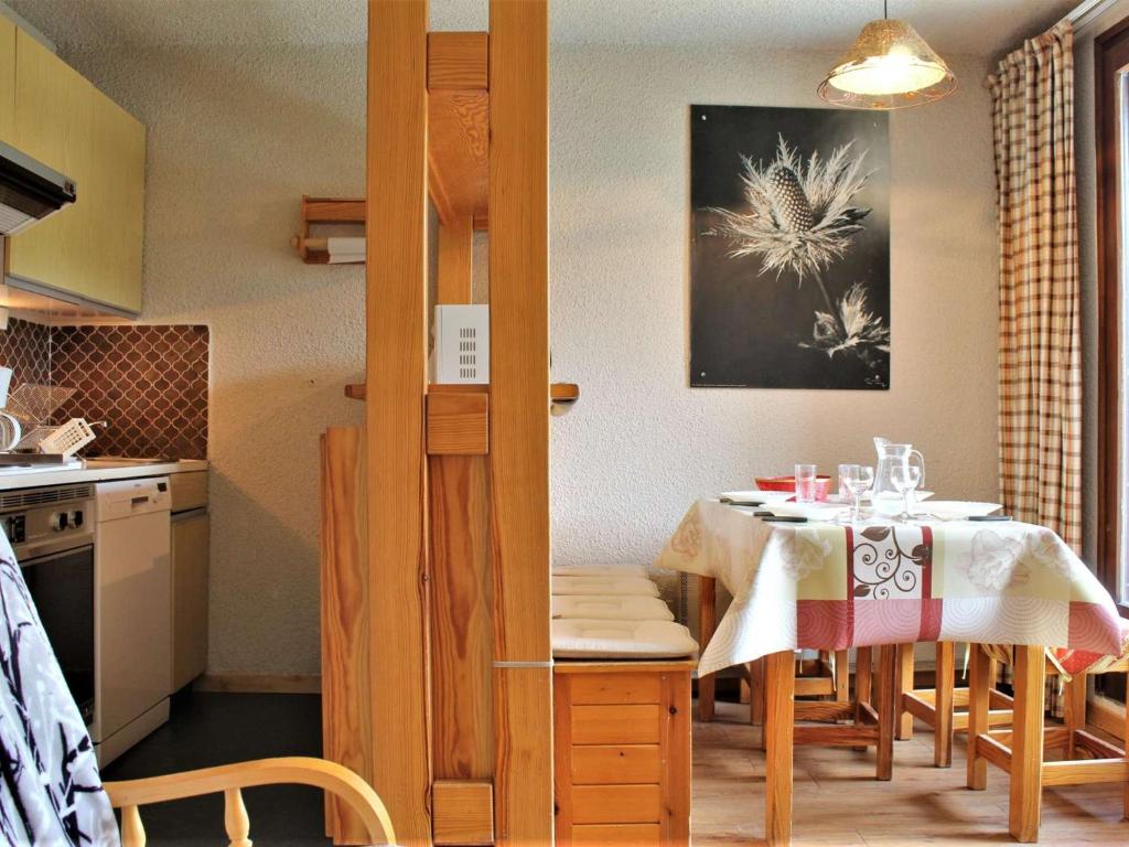 Appartement Risoul, 2 pièces, 4 personnes - FR-1-330-132にあるレストランまたは飲食店