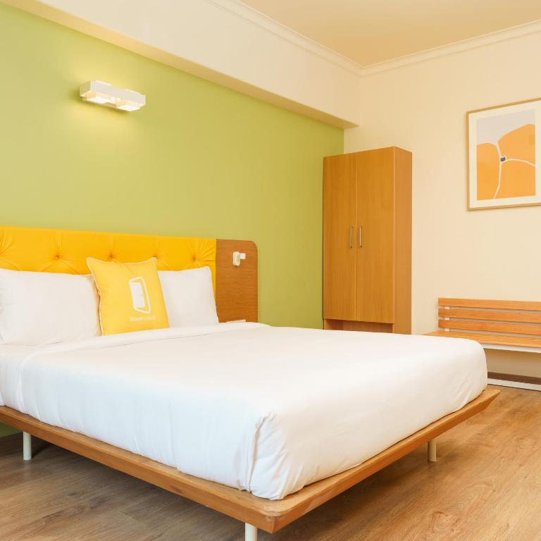 Postel nebo postele na pokoji v ubytování Bloom Hotel - Sector 62