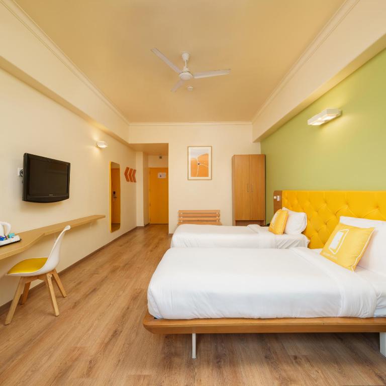Postel nebo postele na pokoji v ubytování Bloom Hotel - Sector 62