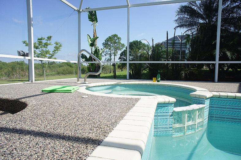 una grande piscina in un edificio con di Villa Susanne a Lehigh Acres