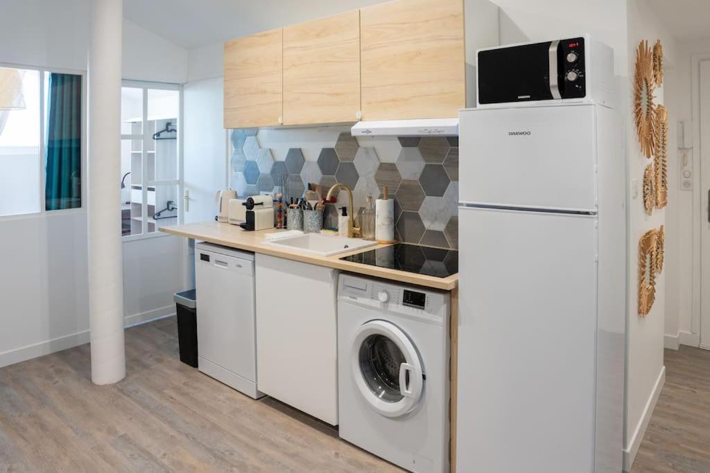 Kuchyňa alebo kuchynka v ubytovaní Saint-Gilles-Croix-de-Vie, Charmant appartement 4pers 'O MERCADO'