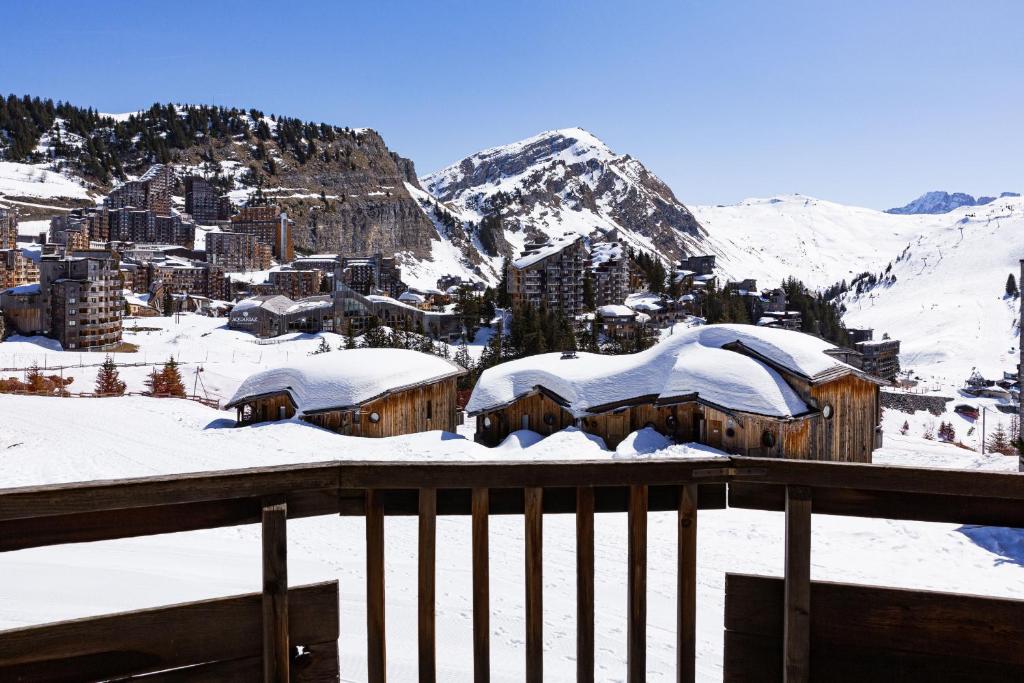 una ciudad cubierta de nieve con edificios y una montaña en Luxury Chalet with sauna by Avoriaz Chalets en Avoriaz