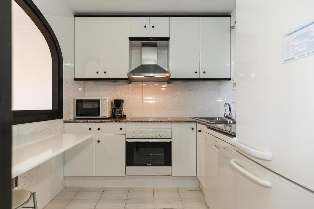Kuchyň nebo kuchyňský kout v ubytování UHC Los Flamencos Family Apartments