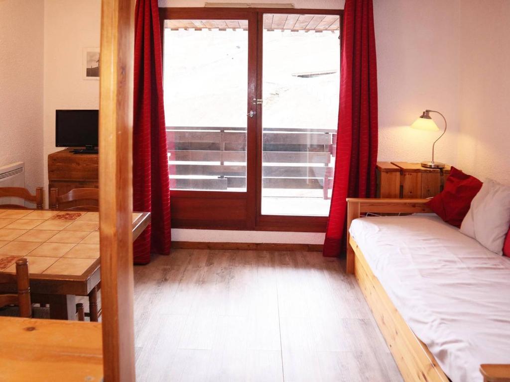 Cette chambre dispose d'un lit et d'une porte avec fenêtre. dans l'établissement Studio confortable pour 4 pers, proche télésiège et commerces, balcon, calme, parking payant - FR-1-322-246, aux Orres