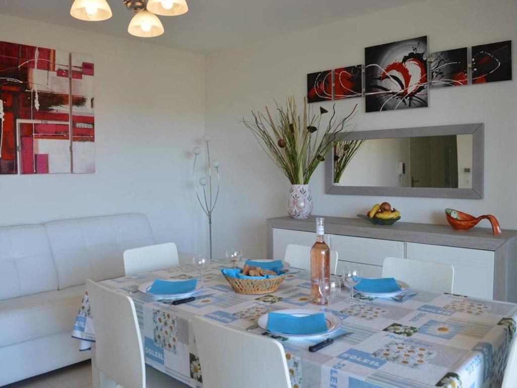 a dining room with a table with chairs and a mirror at Appartement Saint-Raphaël, 3 pièces, 4 personnes - FR-1-226A-274 in Saint-Raphaël