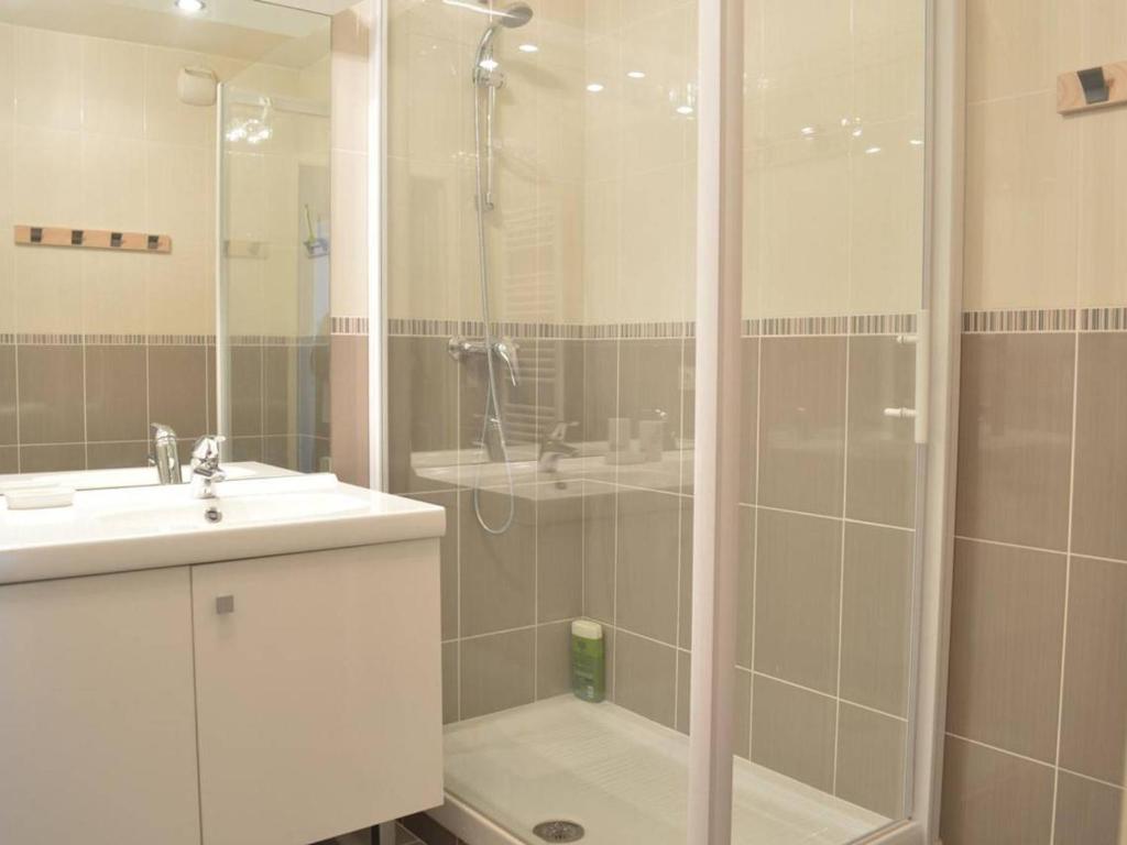 a bathroom with a shower and a sink at Appartement Saint-Raphaël, 3 pièces, 4 personnes - FR-1-226A-274 in Saint-Raphaël