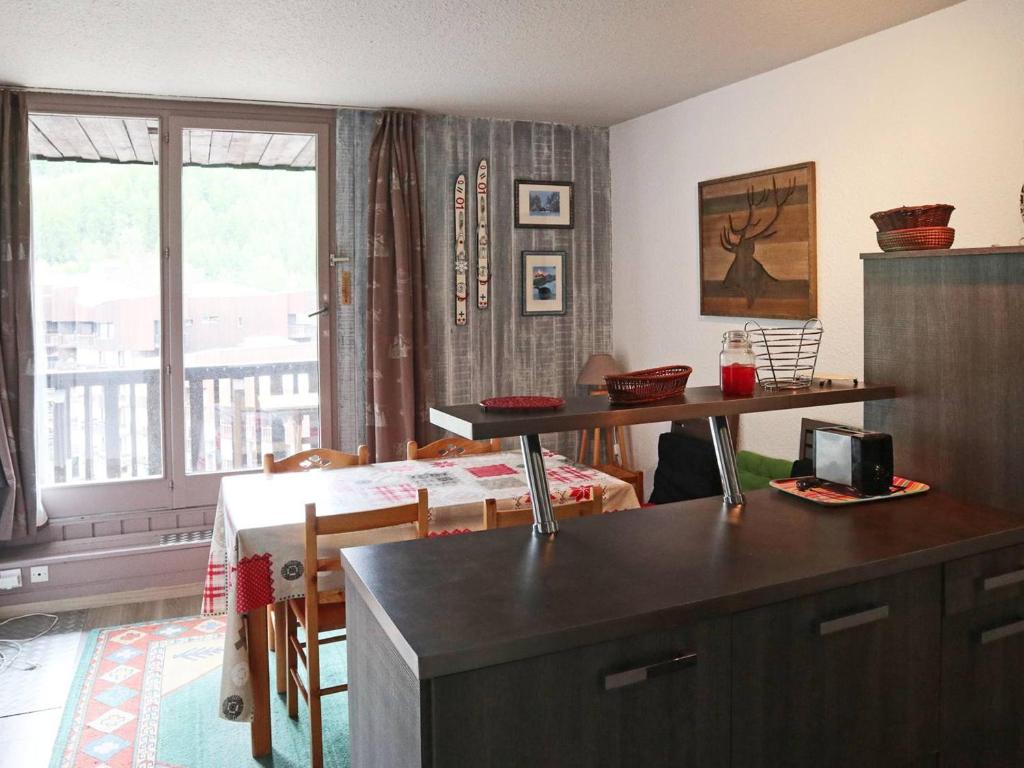 une cuisine avec une table et une salle à manger dans l'établissement Appartement rénové 2 pièces 6 pers. Les Orres - FR-1-322-143, aux Orres