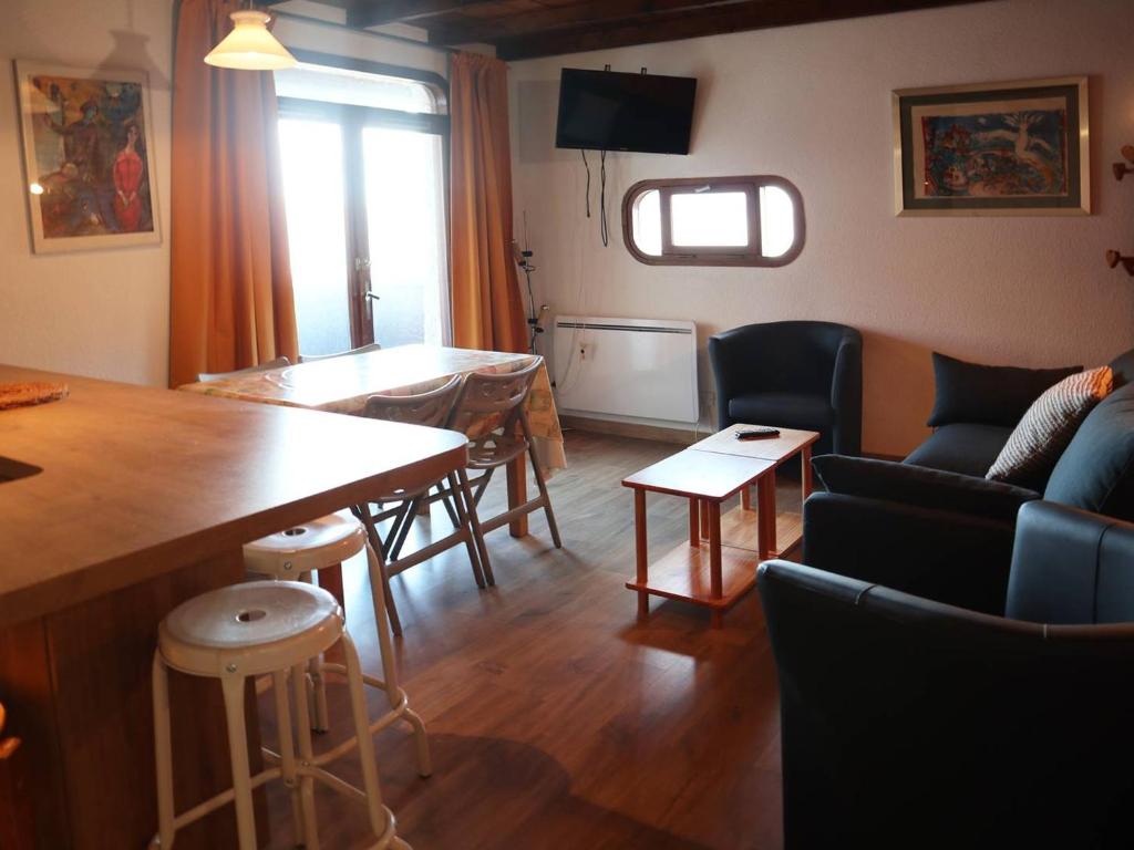 Appartement Les Orres, 2 pièces, 6 personnes - FR-1-322-220にあるシーティングエリア