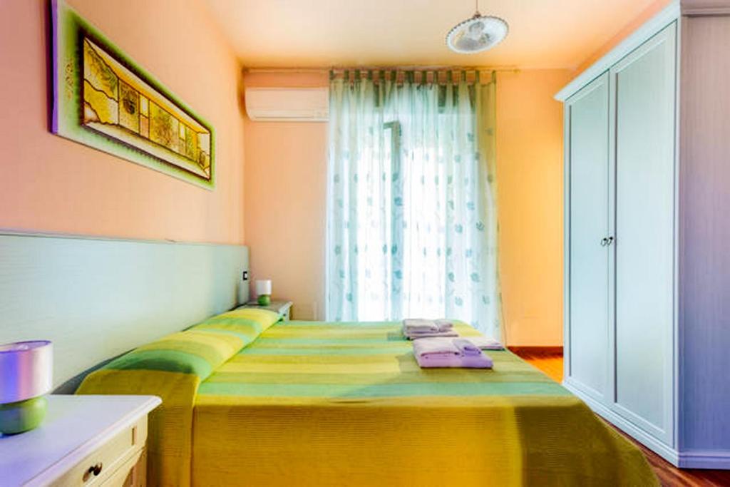 1 dormitorio con 1 cama en una habitación con ventana en Bosa Guest House, en Bosa