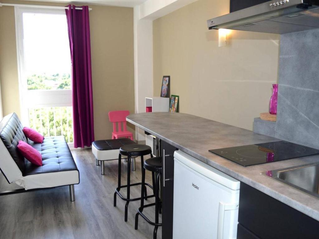 une cuisine avec un comptoir et un bar avec des tabourets dans l'établissement Appartement T2 en Front de Mer à Argelès-sur-Mer avec Ascenseur, Animaux Admis, Proche Commerces - FR-1-225-380, à Argelès-sur-Mer