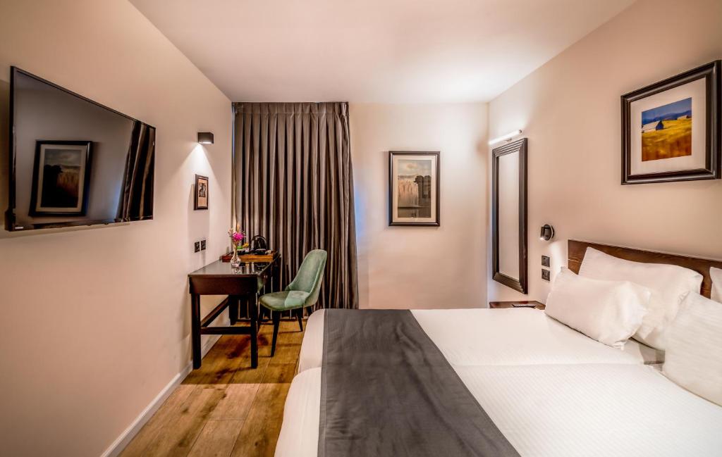 Postel nebo postele na pokoji v ubytování Jerusalem Gate Hotel