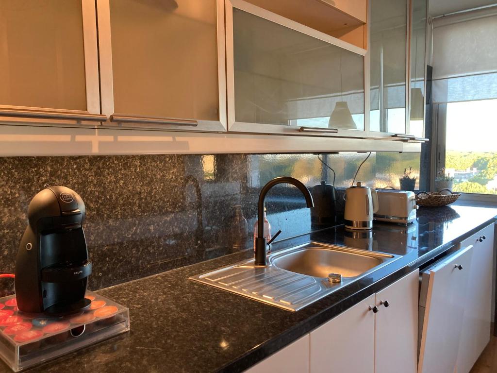 Kuchnia lub aneks kuchenny w obiekcie Appartement familial 92m2 avec terrasse vue mer