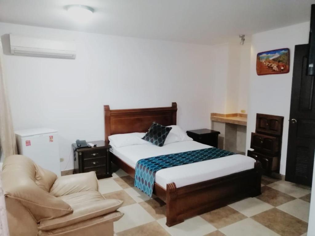 1 dormitorio con 1 cama, 1 sofá y 1 silla en Gran Hotel Cali, en Cali