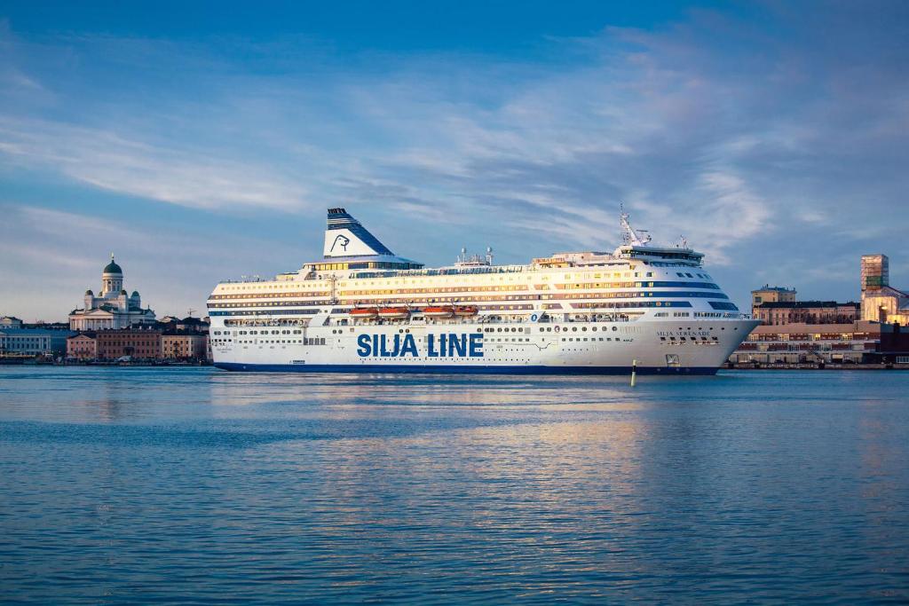 un gran crucero sentado en el agua en Silja Line ferry - Helsinki 2 nights return cruise to Stockholm, en Helsinki